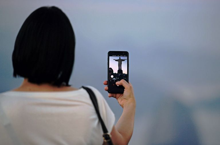 نرجسية وإدمان واكتئاب.. ما وراء صور السيلفي