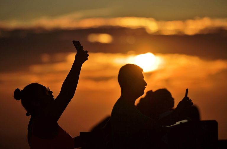 نرجسية وإدمان واكتئاب.. ما وراء صور السيلفي