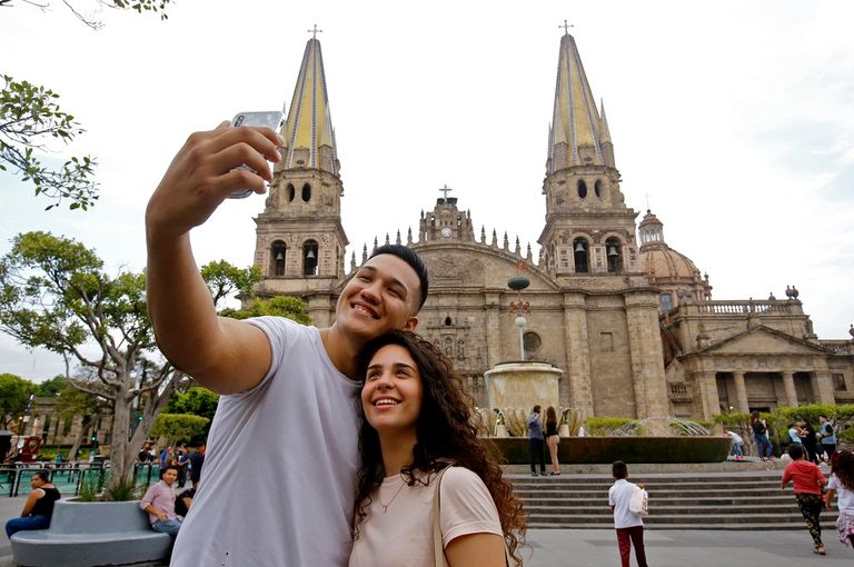 نرجسية وإدمان واكتئاب.. ما وراء صور السيلفي