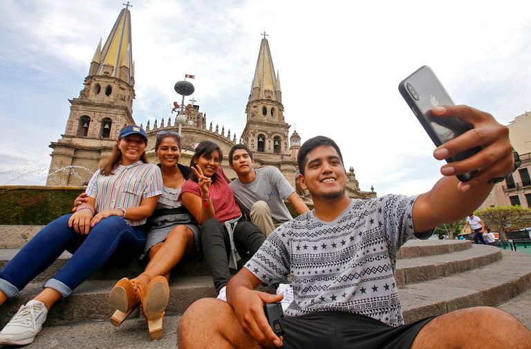 نرجسية وإدمان واكتئاب.. ما وراء صور السيلفي