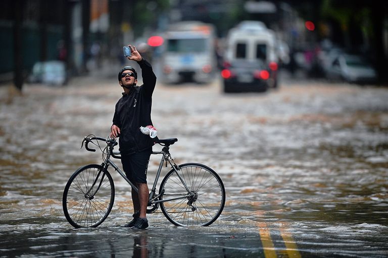 نرجسية وإدمان واكتئاب.. ما وراء صور السيلفي