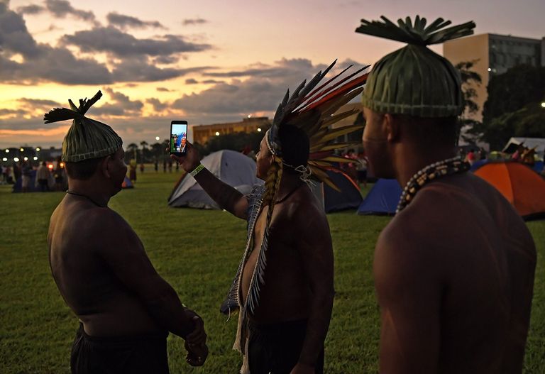 نرجسية وإدمان واكتئاب.. ما وراء صور السيلفي
