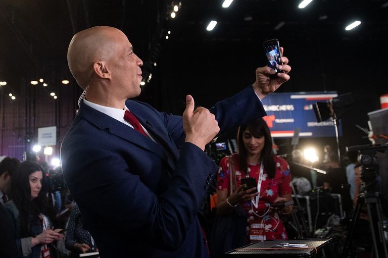 نرجسية وإدمان واكتئاب.. ما وراء صور السيلفي