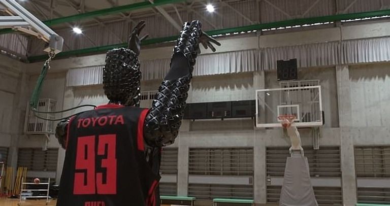 روبوت تويوتا لاعب السلة Cue 3