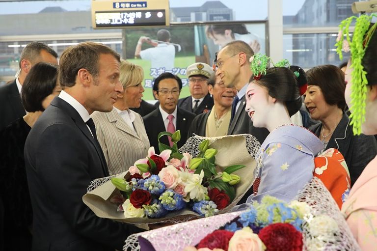 إيمانويل ماكرون إلى جانب الإمبراطورة ماساكو في القصر الإمبراطوري