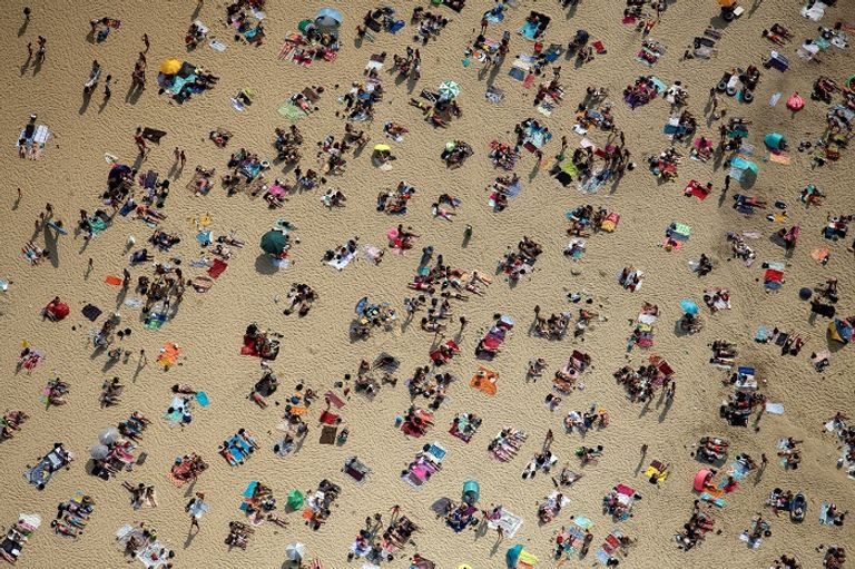 الأوروبيون لجأوا إلى الشواطئ هربا من الحر