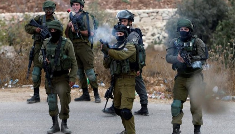قوات الاحتلال الإسرائيلي تطلق النار صوب فلسطينيين - أرشيفية