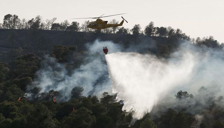 الطائرات تشارك في إطفاء حرائق الغابات بكتالونيا 