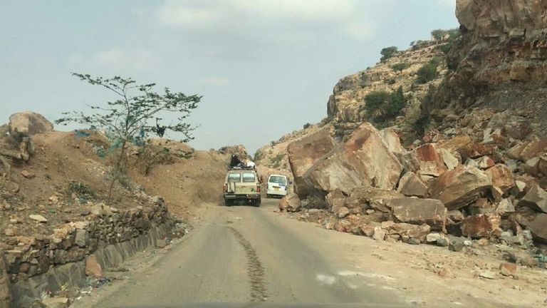 مأساة كبيرة تعترض اليمنيين في شريان تعز الوحيد