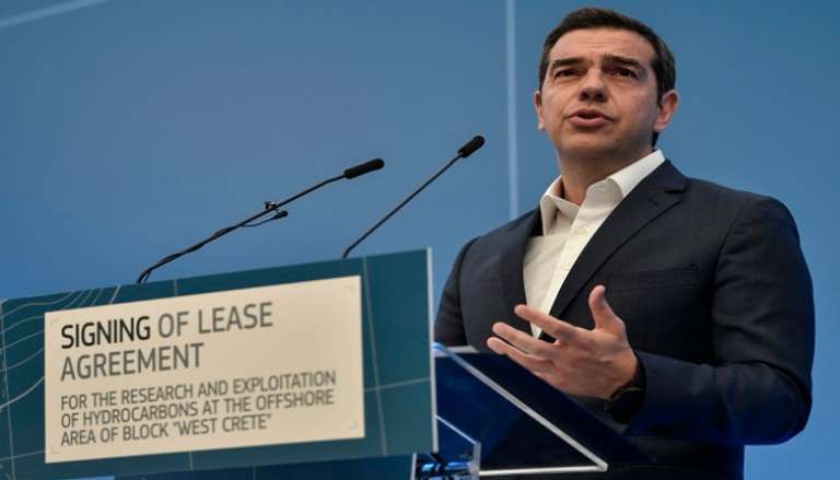 رئيس الوزراء اليوناني يلقي كلمة بعد توقيع العقد - أ.ف.ب