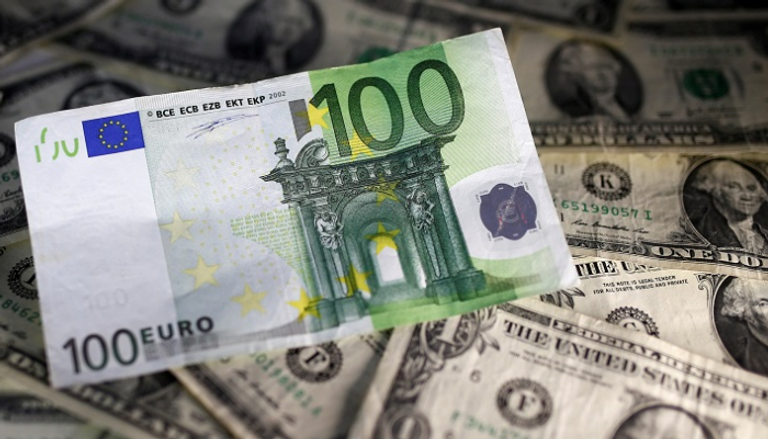 اليورو يتجه صوب أكبر انخفاض في 17 شهرا