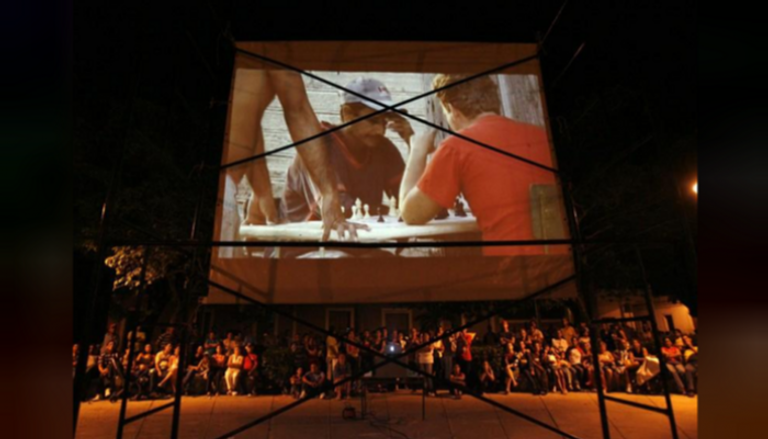 مشاركون في مهرجان ينتظرون عرض فيلم في كوبا - أرشيفية