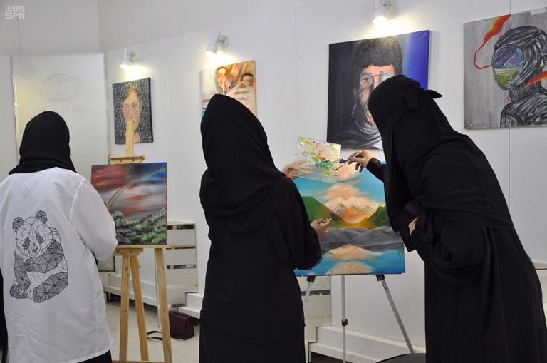 معرض فني لـ41 تشكيليّة سعودية في تبوك