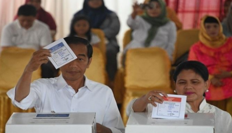 الرئيس الإندونيسي جوكو ويدودو يدلي بصوته