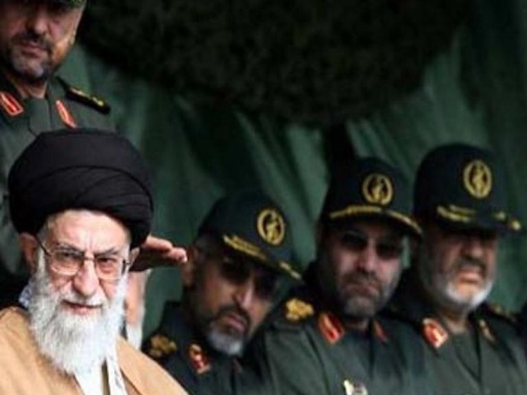 علي خامنئي وحرسه الثوري مرشد إيران علي خامنئي يستعرض الحرس الثوري - أرشيفية