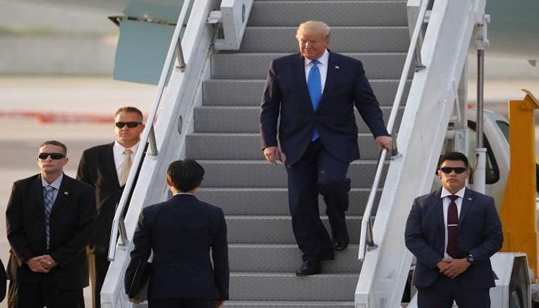 الرئيس الأمريكي دونالد ترامب ينزل من الطائرة