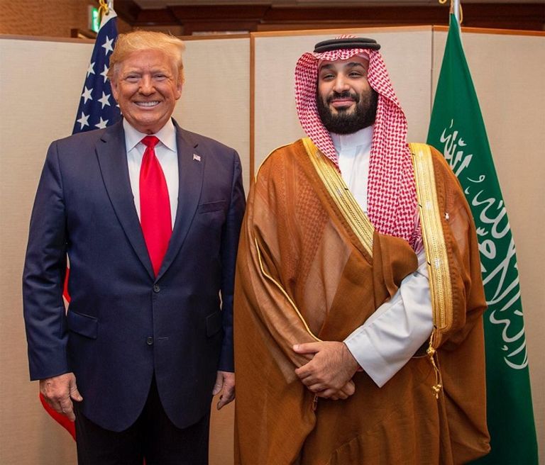 ولي العهد السعودي خلال لقاء الرئيس الأمريكي  الرئيس الأمريكي خلال لقاء ثنائي مع ولي العهد السعودي على هامش قمة العشرين في اليابان