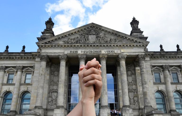 نحو 900 شخص شكلوا سلسلة بشرية حول جزء من مبنى "رايشستاج"