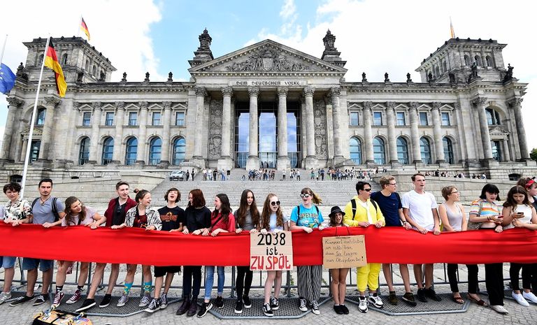 نحو 900 شخص شكلوا سلسلة بشرية حول جزء من مبنى "رايشستاج"