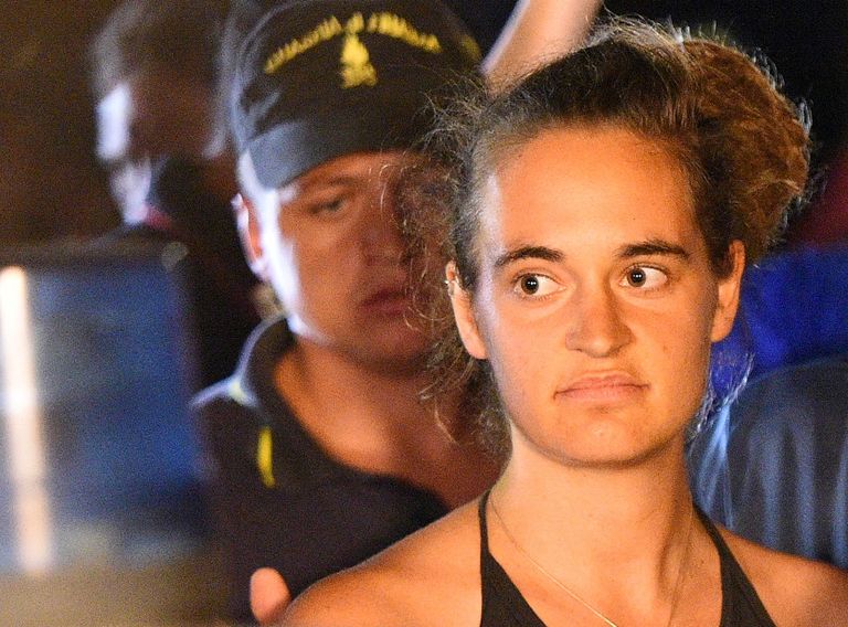 الألمانية كارولا راكيتا بعد اقتيادها من جانب شرطة الجمارك