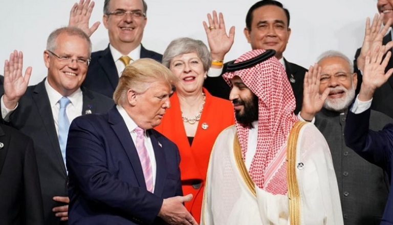الرئيس الأمريكي دونالد ترامب يصافح الأمير محمد بن سلمان