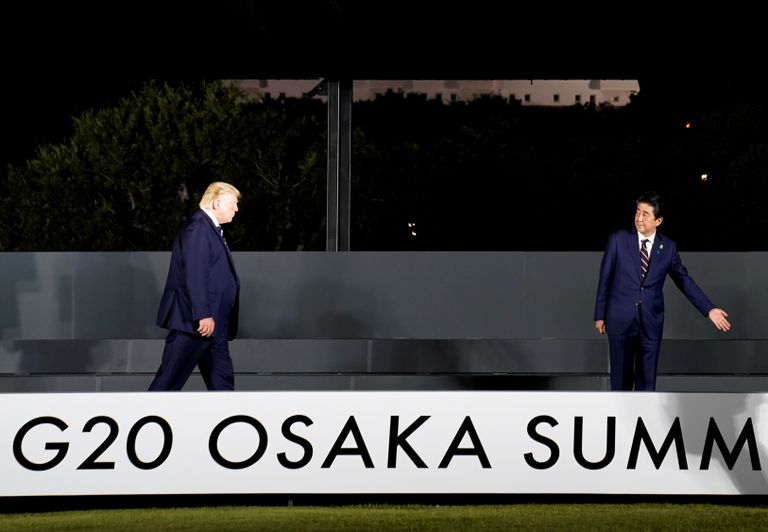 رئيس الوزراء الياباني شينزو آبي والرئيس الأمريكي ترامب