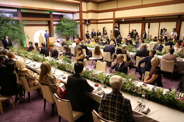 الرئيس الأمريكي دونالد ترامب يصافح الأمير محمد بن سلمان