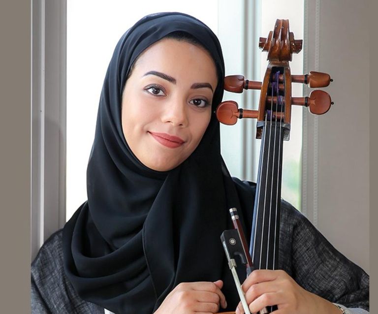 الإماراتية فاطمة الهاشمي فنانة أوبرالية وعازفة متعددة الآلات