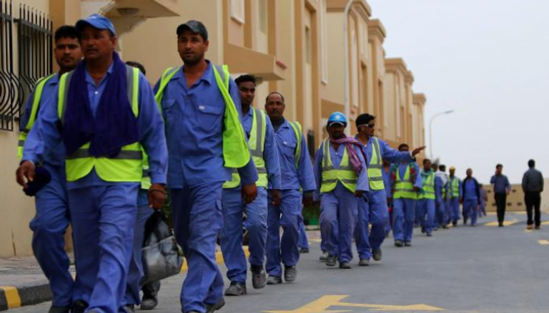 العمال في قطر بلا حقوق ويعانون سوء الأحوال المعيشية