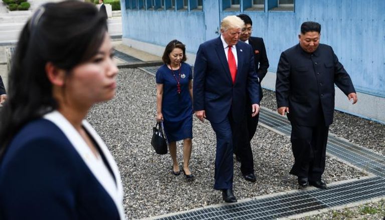 ترامب وكيم يعبران الخط الفاصل بين الكوريتين