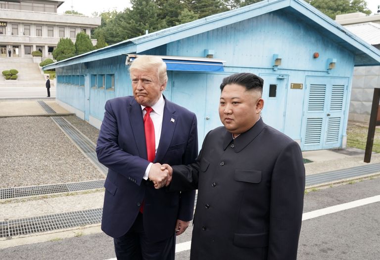 ترامب وكيم يعبران الخط الفاصل بين الكوريتين