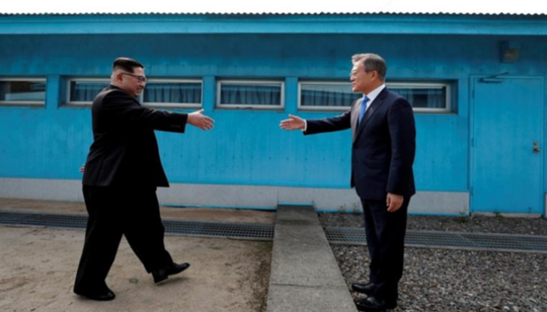 زعيما الكوريتين في اللقاء التاريخي بالمنطقة العازلة