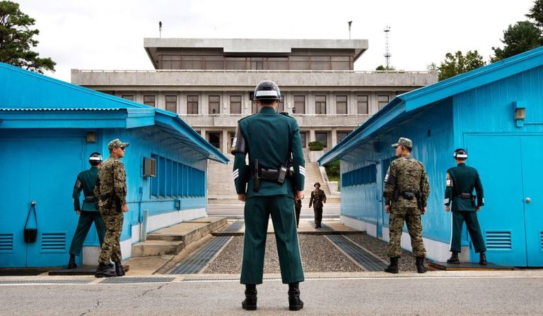 زعيما الكوريتين في اللقاء التاريخي بالمنطقة العازلة