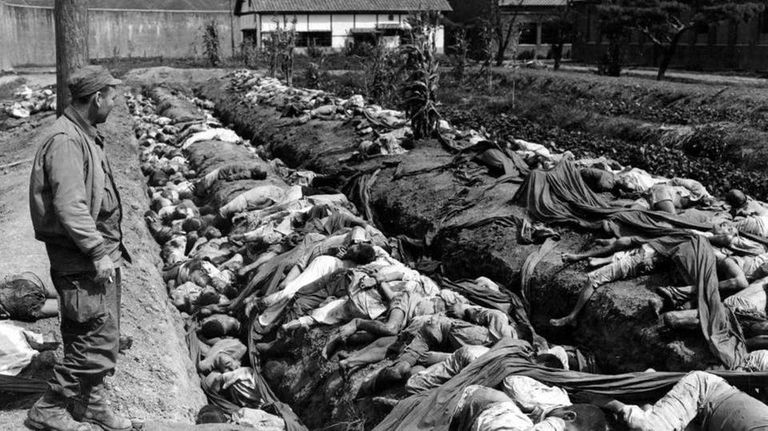 زعيما الكوريتين في اللقاء التاريخي بالمنطقة العازلة