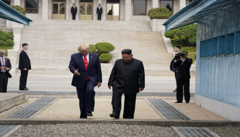 خطوة "تاريخية" للرئيس الأمريكي على أرض كوريا الشمالية - رويترز