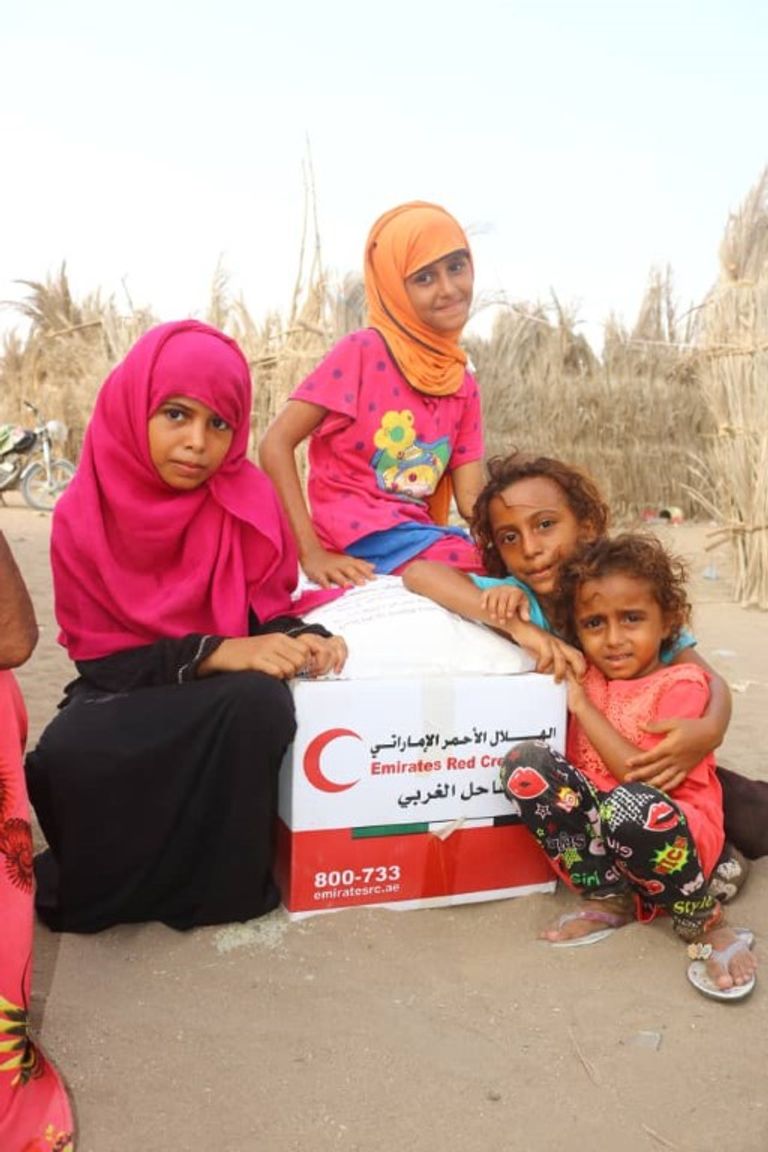 الإمارات تقدم مساعدات غذائية لأهالي الدريهمي والخوخة وموزع