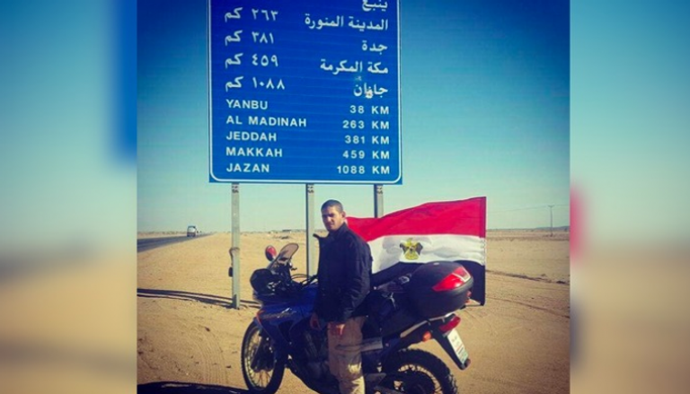 إبراهيم النجدي أثناء رحلته للسعودية بالدراجة النارية
