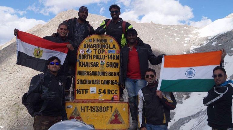 إبراهيم النجدي أثناء رحلته للسعودية بالدراجة النارية