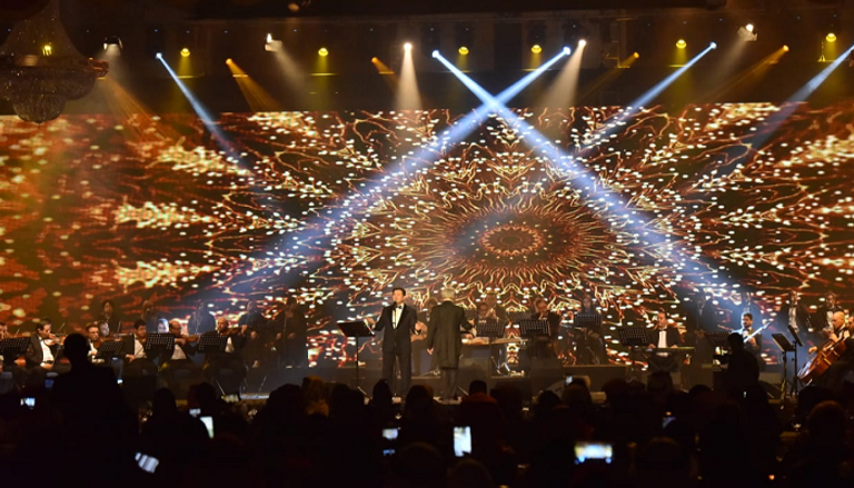 هاني شاكر خلال حفله الغنائي الأول في السعودية