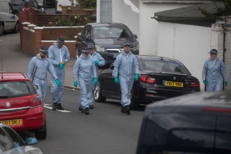 خبراء الطب الشرعي يبحثون عن أدلة في الشارع حيث طعنت المرأة الحامل