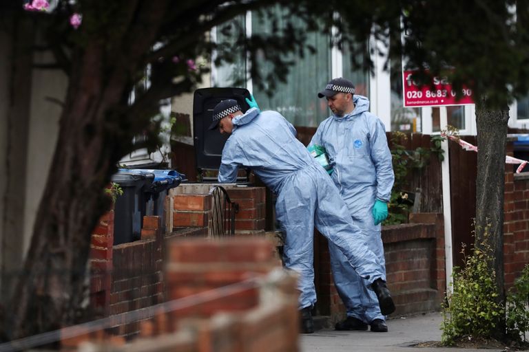 خبراء الطب الشرعي يبحثون عن أدلة في الشارع حيث طعنت المرأة الحامل