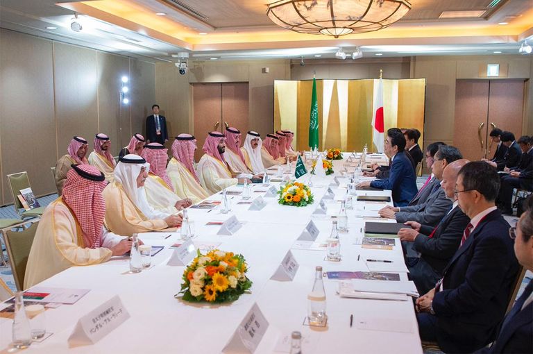 ولي العهد السعودي يلتقي رئيس وزراء اليابان بأوساكا