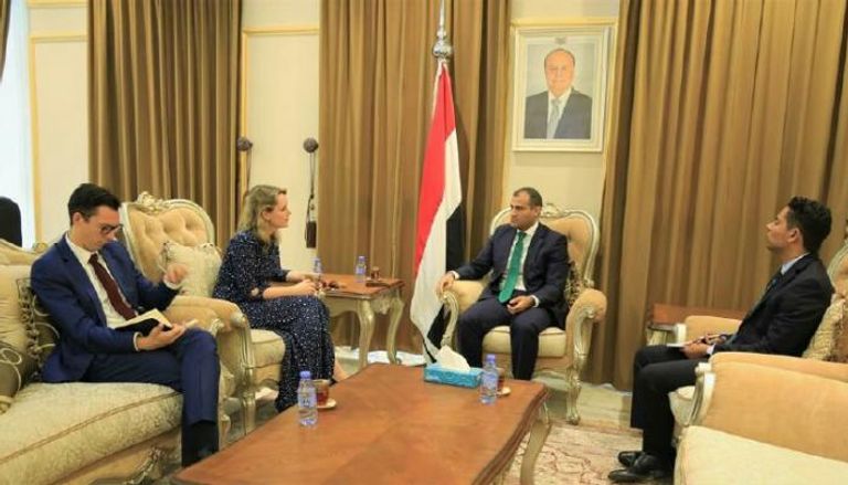جانب من لقاء نائب وزير الخارجية اليمني والقائم بأعمال السفير البريطاني