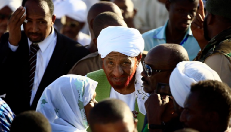 الصادق المهدي رئيس حزب الأمة السوداني وسط مؤيديه