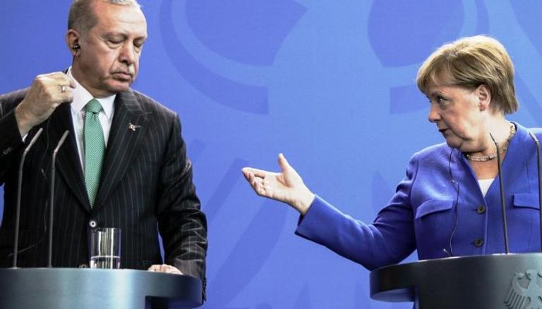 المستشارة الالمانية والرئيس التركي خلال لقاء سابق