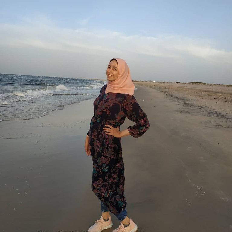 منار سعيد.. مصابة بمرض نادر في الجلد