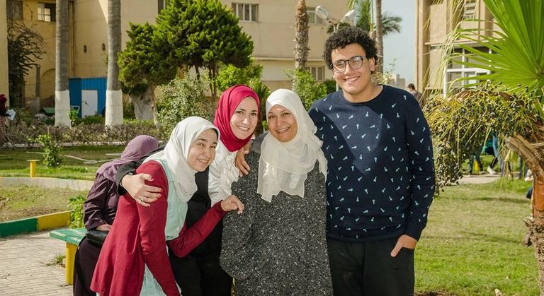 منار سعيد.. مصابة بمرض نادر في الجلد