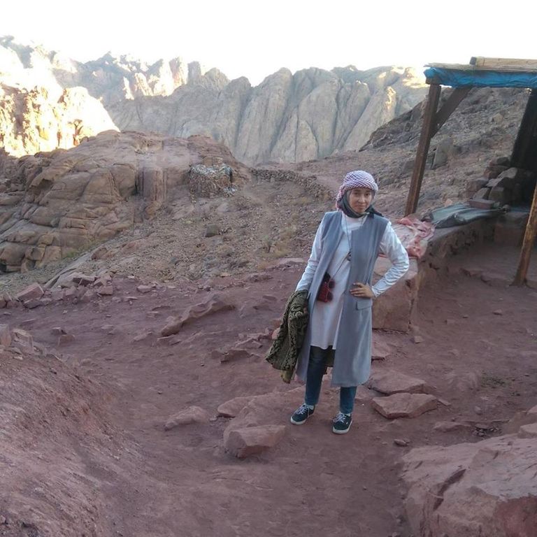 منار سعيد.. مصابة بمرض نادر في الجلد