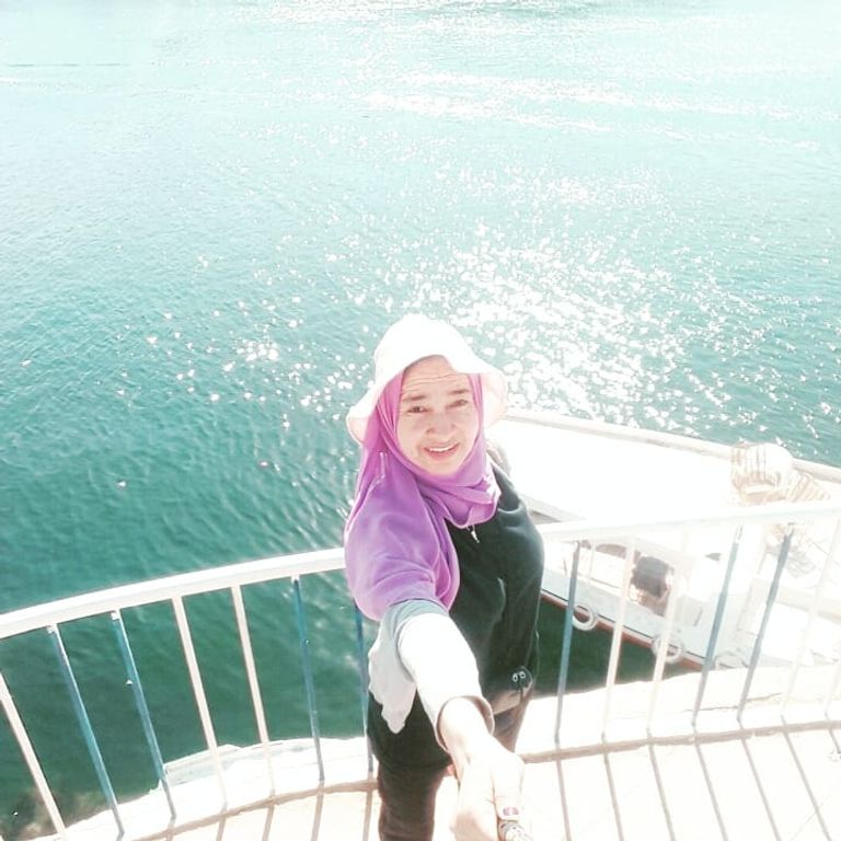 منار سعيد.. مصابة بمرض نادر في الجلد