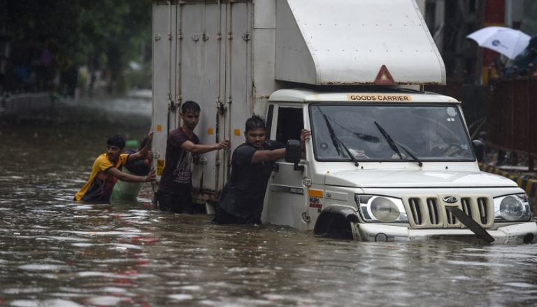 المياه تغرق الشوارع في مومباي